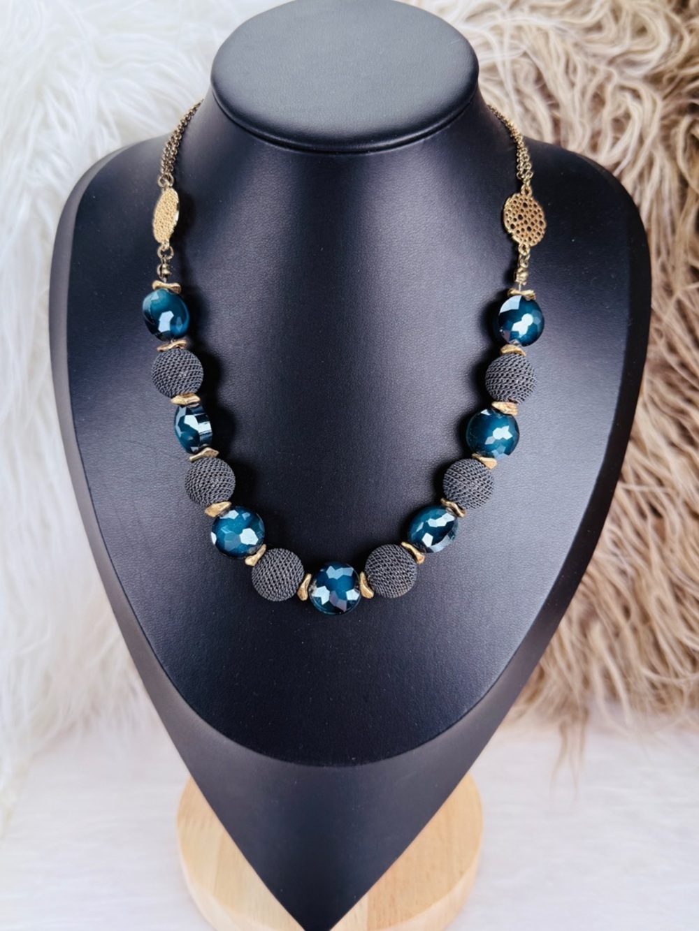 Gorgeous, vintage weighted, reflective, blue accent necklace - Picture 3 of 9